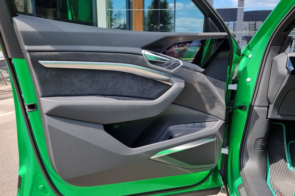 Audi e-tron 2020 фото 10