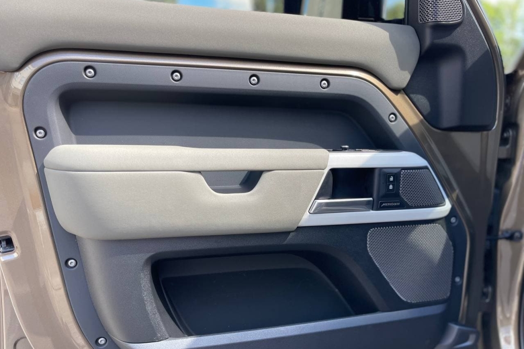 Land Rover Defender P300 XDynamic 2021 фото 22