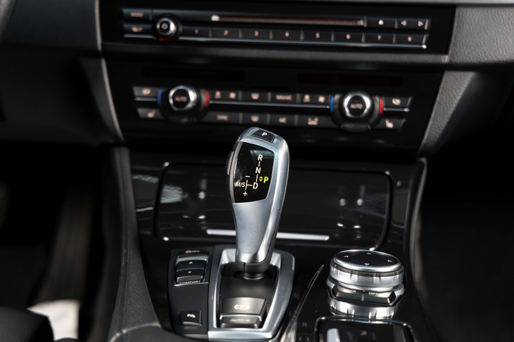 BMW 5 Series 2015 photo 24