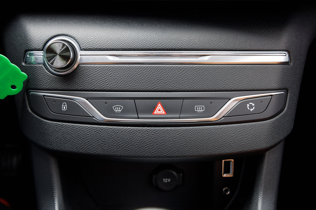 Peugeot 308 2015 фото 13