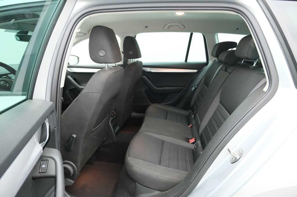 Skoda Octavia Combi 2019 фото 3