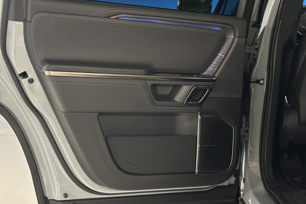 Rivian R1S 2023 photo 24