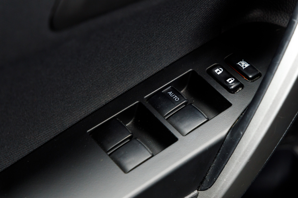 Toyota Auris Hybrid 2012 фото 22