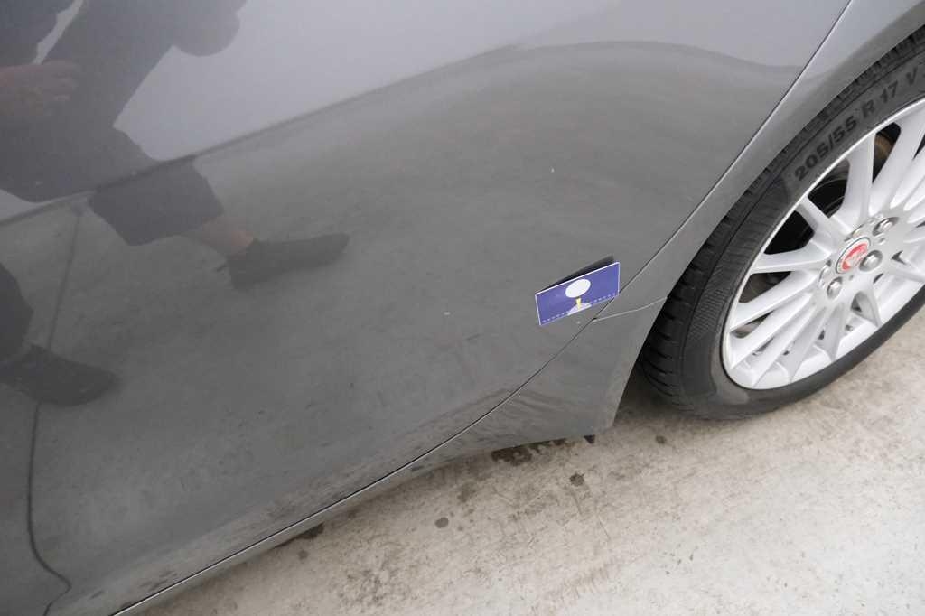 Jaguar XE 2015 фото 44