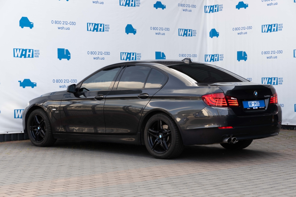 BMW 5 Series 2011 фото 9