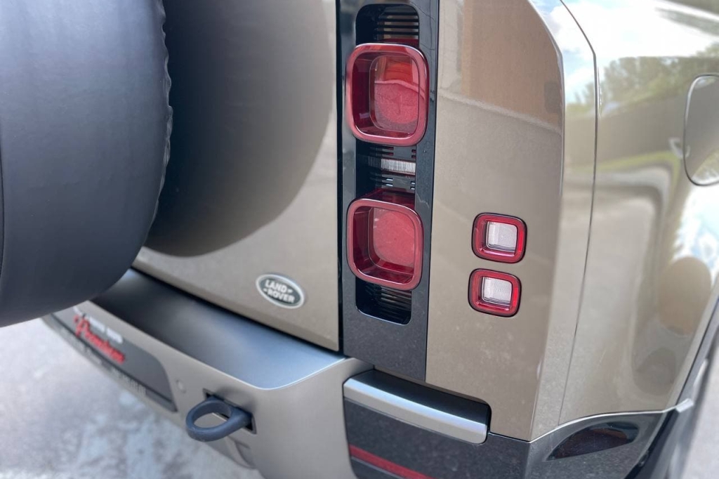 Land Rover Defender P300 XDynamic 2021 фото 11