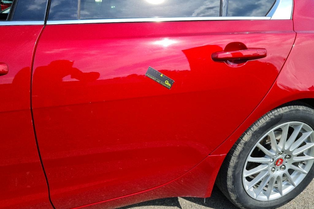 Jaguar XE 2016 photo 18