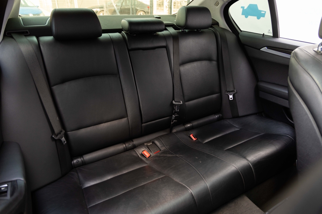 BMW 5 Series 2011 фото 32