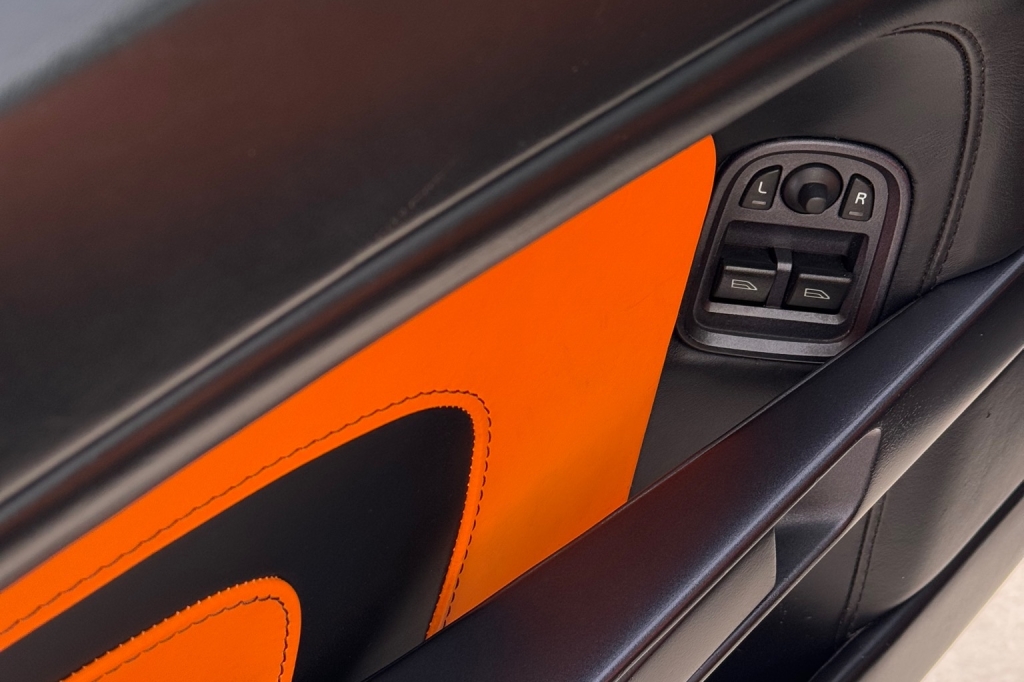 Aston Martin V8 Vantage 2006 фото 8