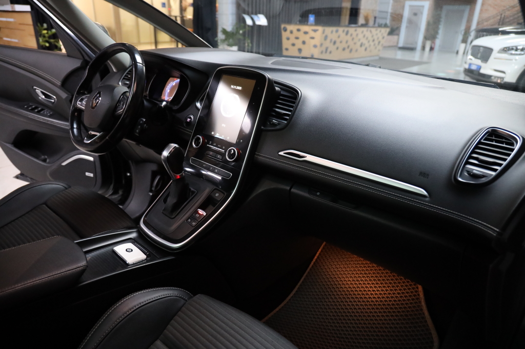 Renault Scenic 2017 фото 36