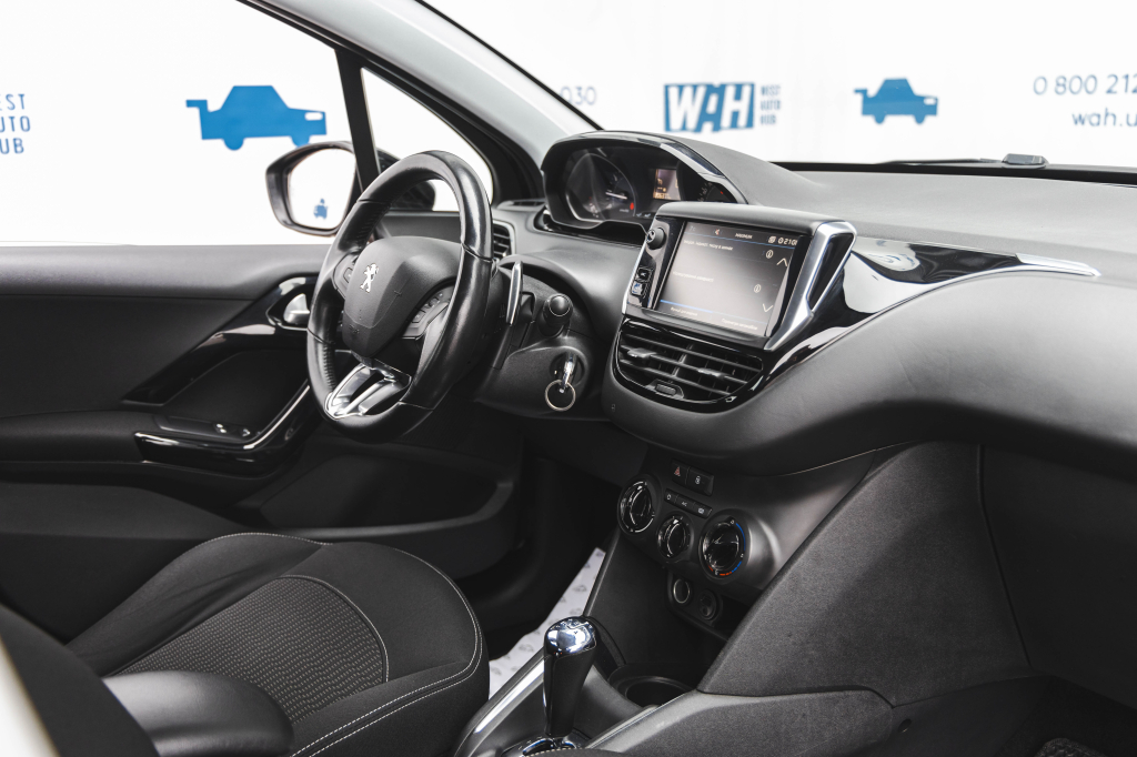 Peugeot 208 2017 фото 26