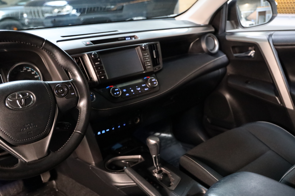 Toyota RAV4 2017 фото 18