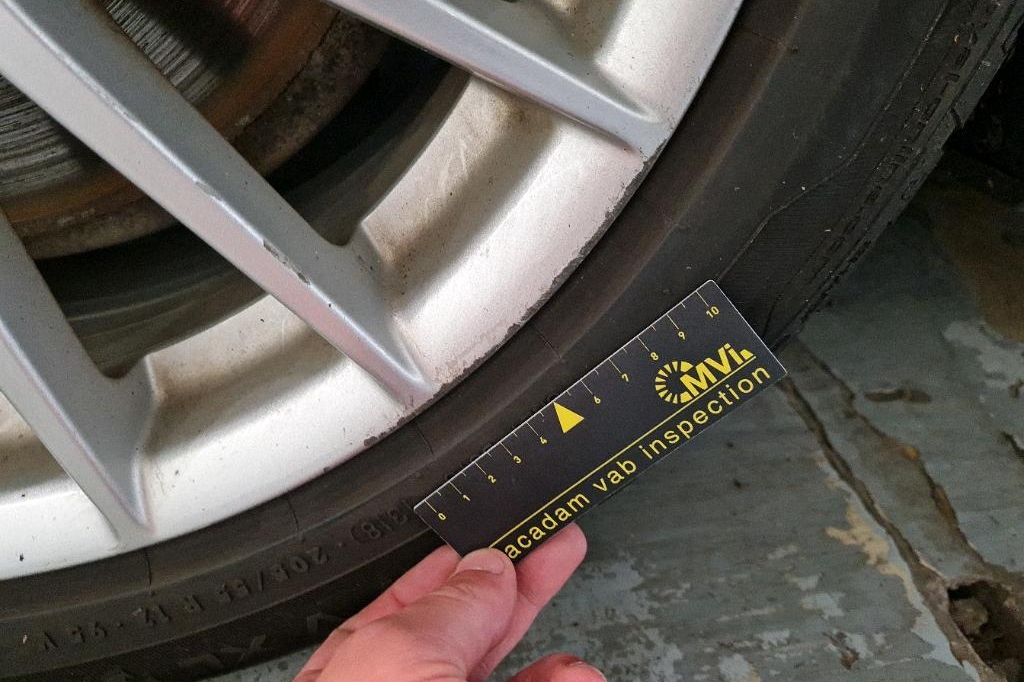 Jaguar XE 2016 photo 9