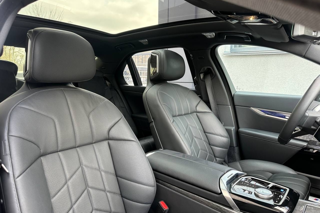 BMW i7 2023 photo 15