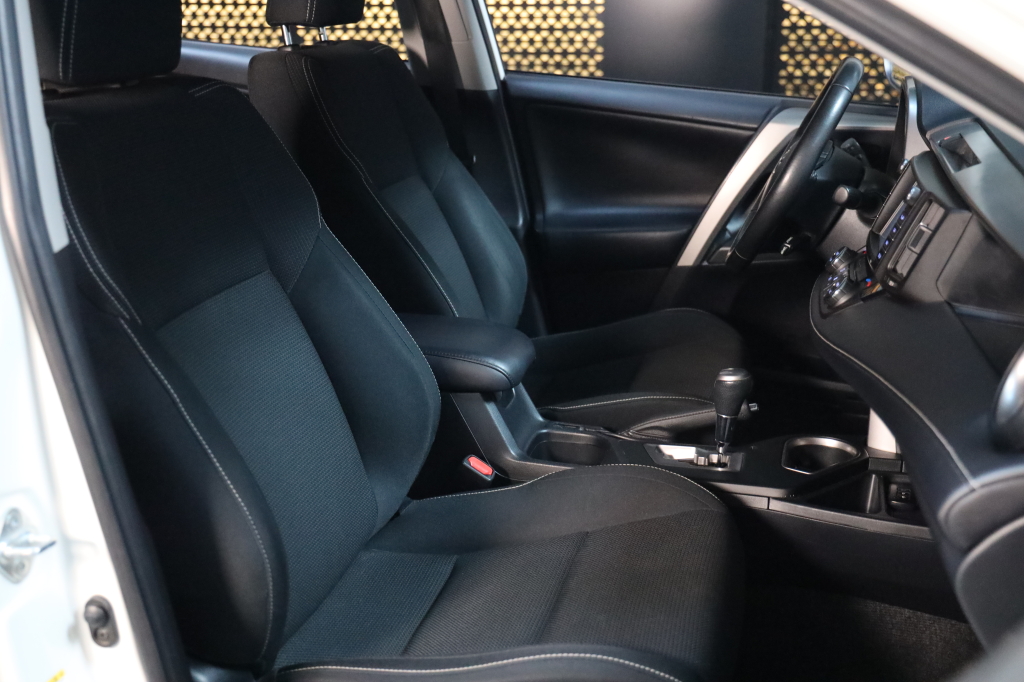 Toyota RAV4 2017 фото 11