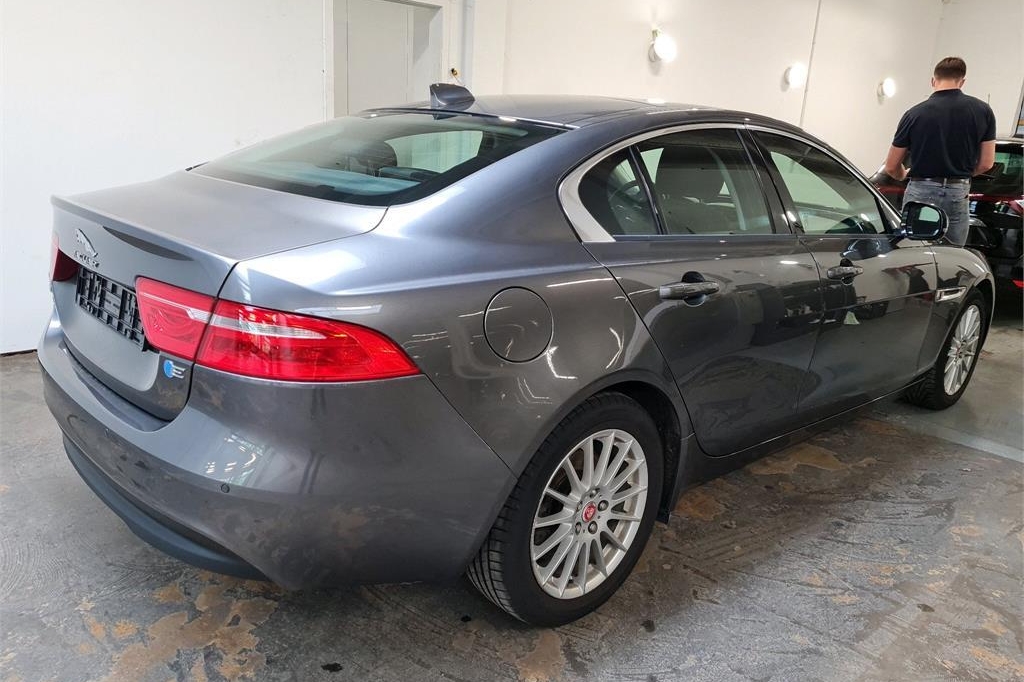 Jaguar XE 2016 photo 6