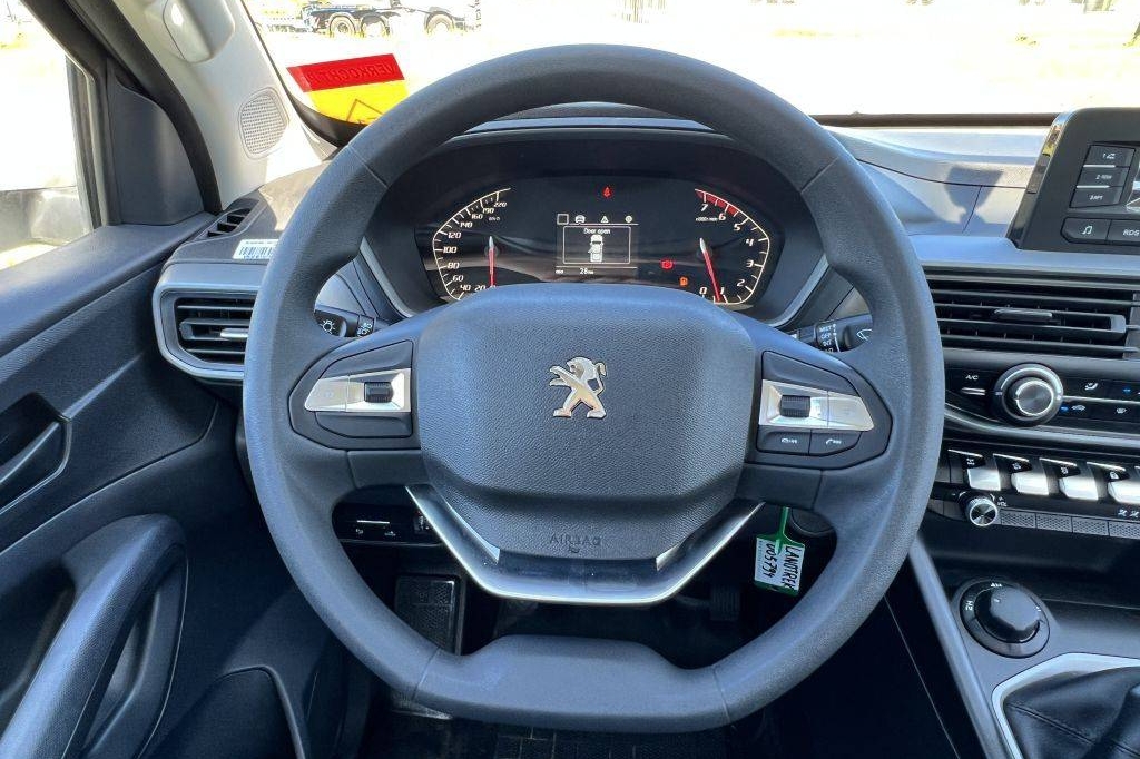 Peugeot Landtrek Double Cab 4x4 1.9L Diesel 6-Speed 2023 фото 13