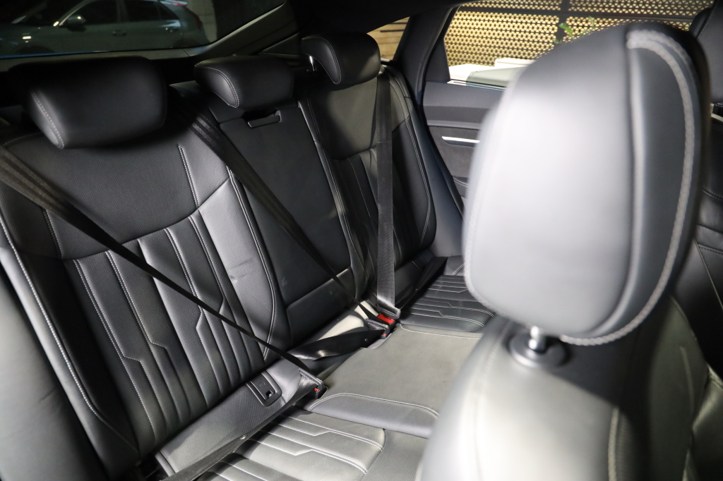 Audi e-tron S 2020 фото 39