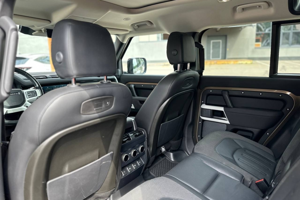 Land Rover Defender 2020 photo 18