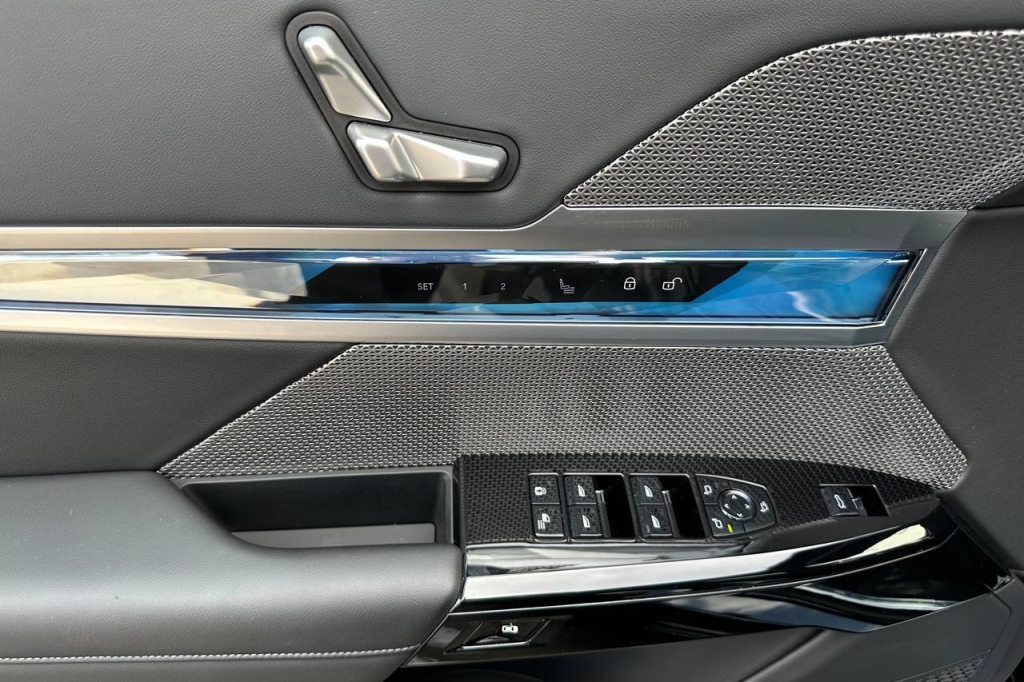 BMW 7 Series 740d 2024 фото 9