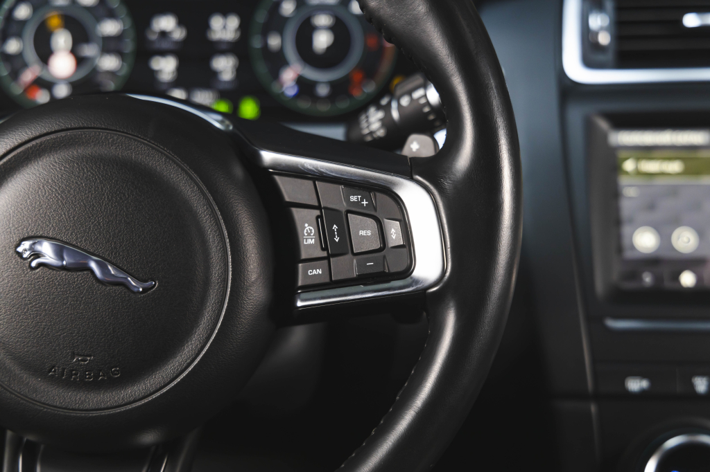 Jaguar E-Pace 2018 фото 26