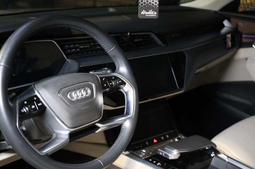 Audi e-tron 2019 фото 27