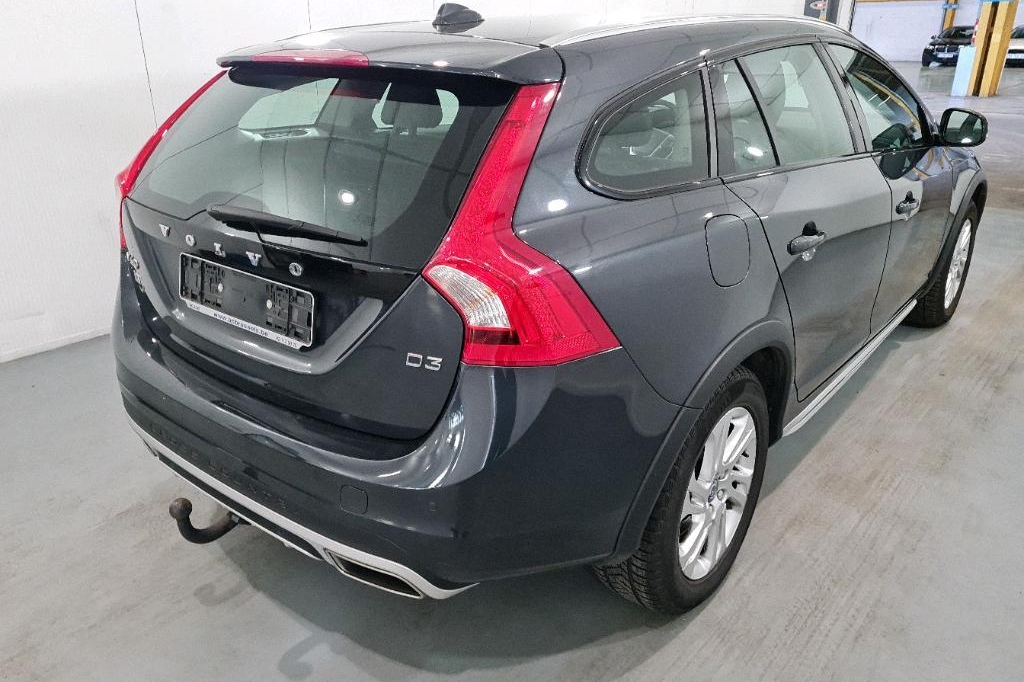 Volvo V60 Cross Country 2017 фото 5