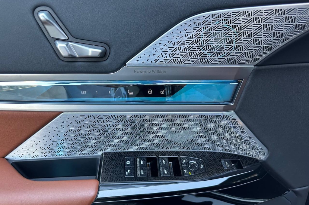 BMW 740 2023 фото 12