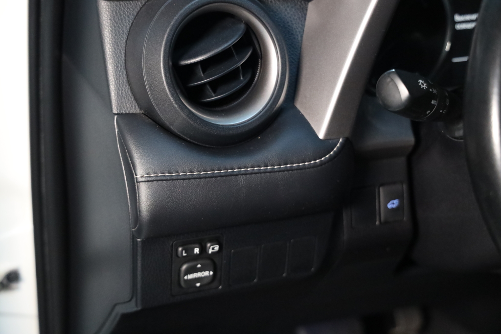 Toyota RAV4 2017 фото 30