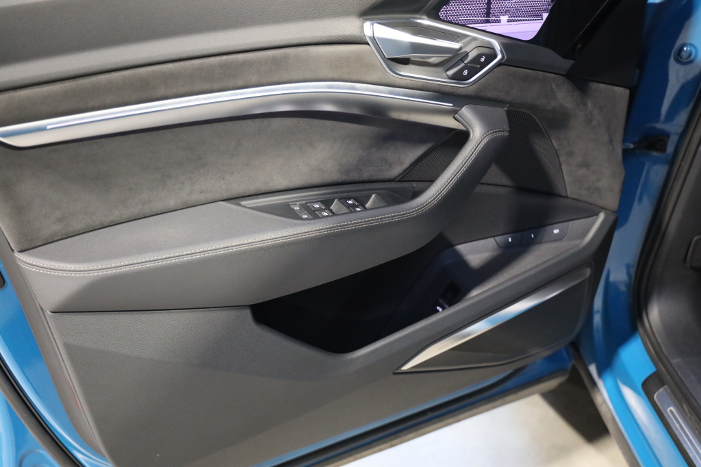 Audi e-tron S 2020 фото 36