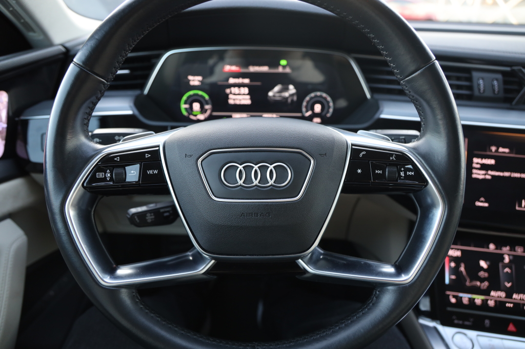 Audi e-tron 2019 фото 22