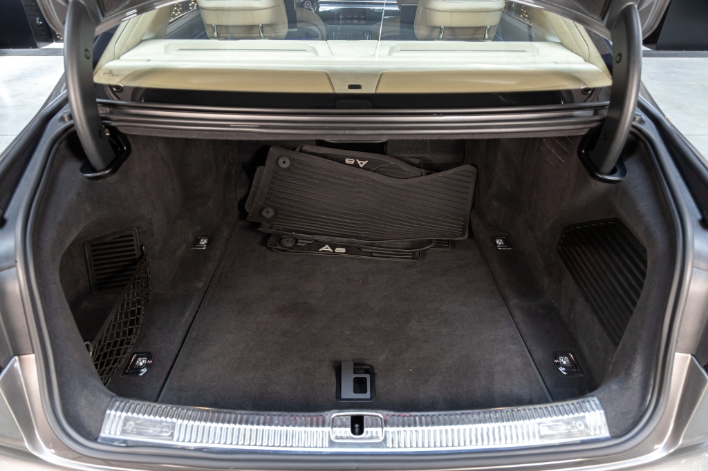 Audi A8 L 2018 фото 44