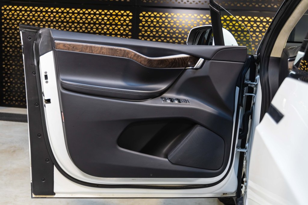 Tesla Model X 75D 2017 фото 14