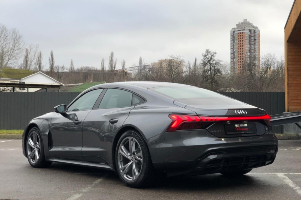 Audi e-tron GT 2021 фото 11