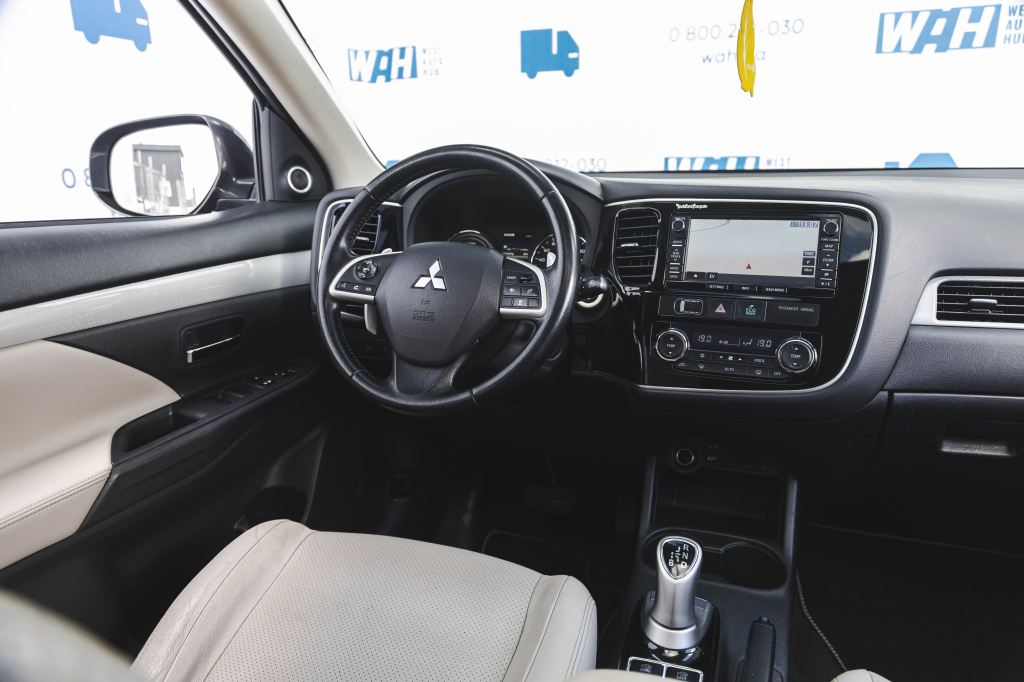 Mitsubishi Outlander PHEV Plug-In Hybrid 2013 photo 33