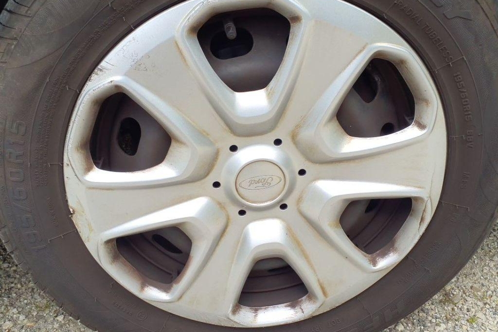 Ford Transit Courier 2016 photo 19