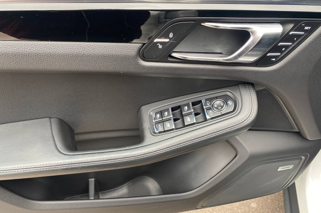 Porsche Macan Turbo 2014 photo 8