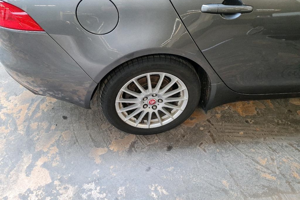 Jaguar XE 2016 photo 7