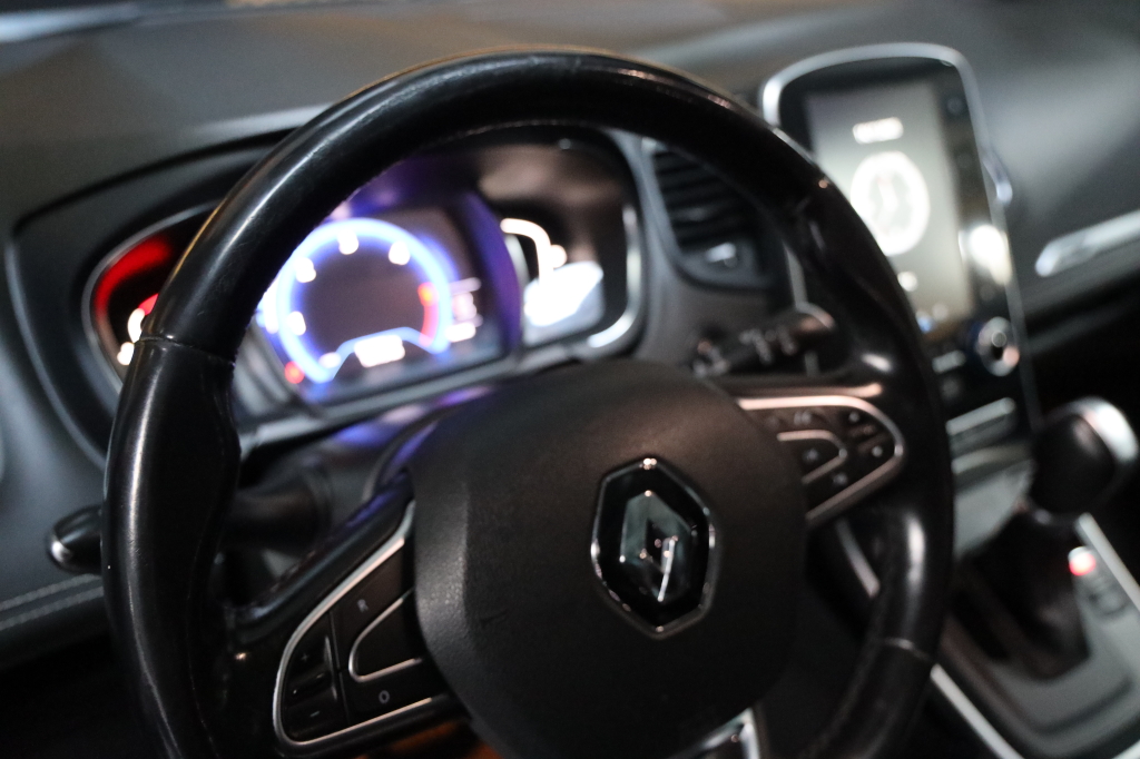 Renault Scenic 2017 фото 15