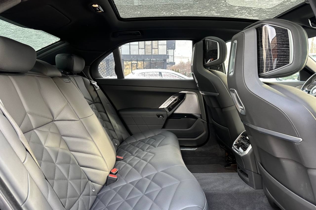 BMW 7 Series 740d 2024 фото 18