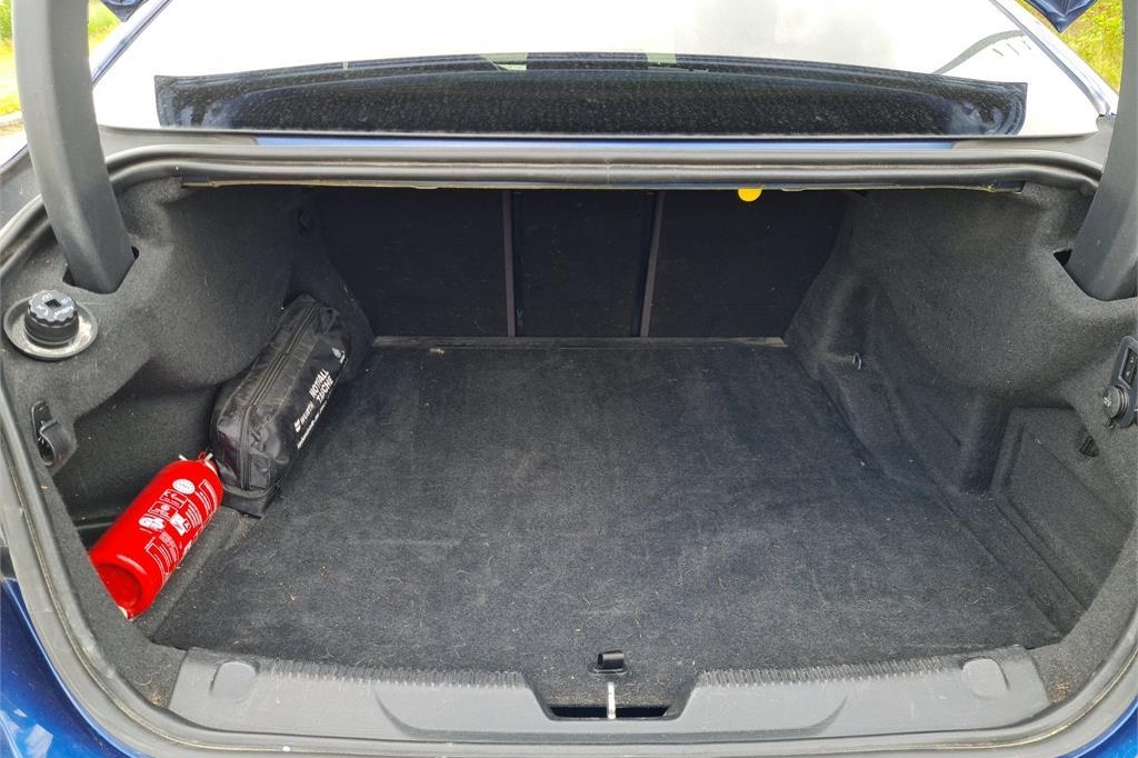 Jaguar XE 2016 фото 6