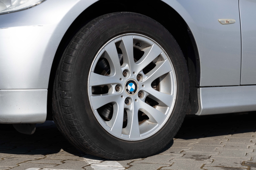 BMW 3 Series 2005 photo 2