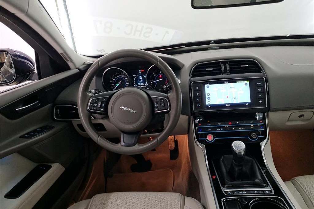 Jaguar XE 2017 photo 5