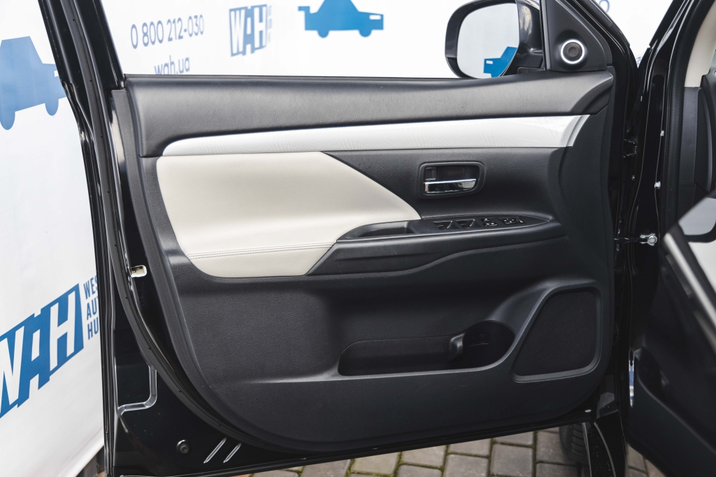 Mitsubishi Outlander PHEV Plug-In Hybrid 2013 photo 15