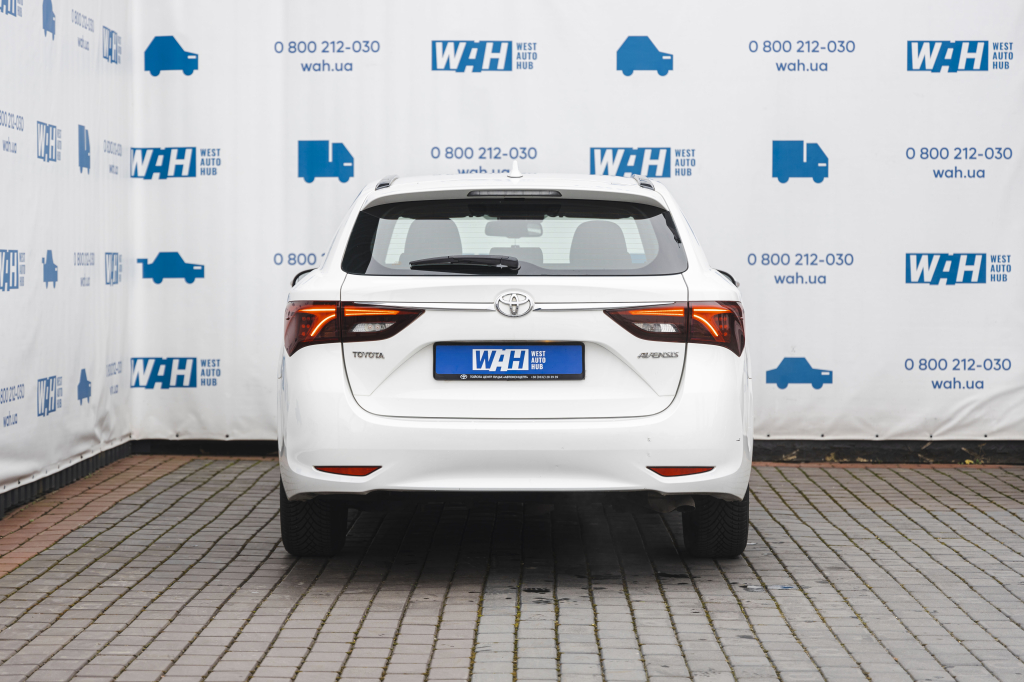 Toyota Avensis 2016 фото 8