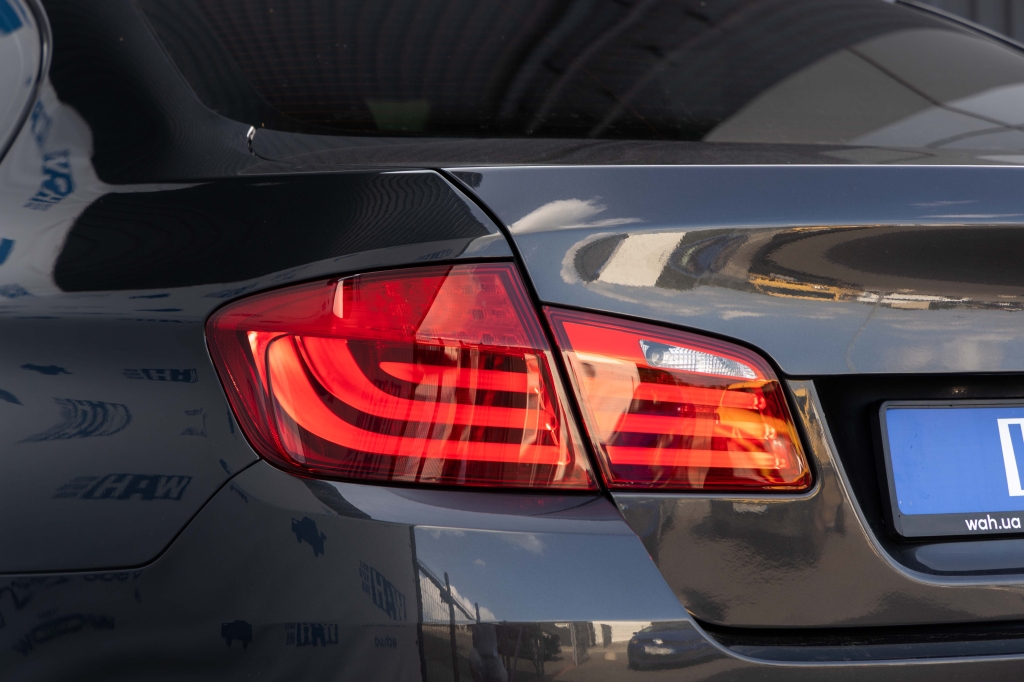 BMW 5 Series 2011 фото 10