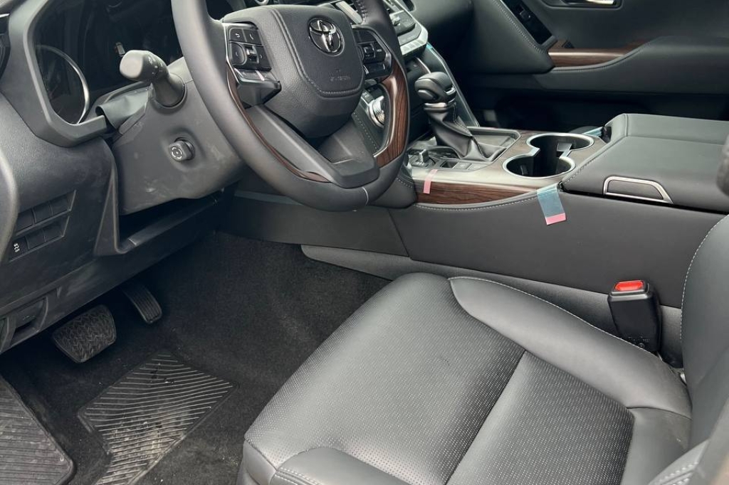 Toyota Land Cruiser 300 GUARD B6 2022 photo 8