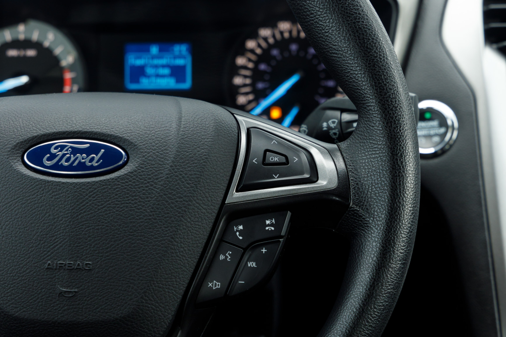 Ford Fusion photo 13