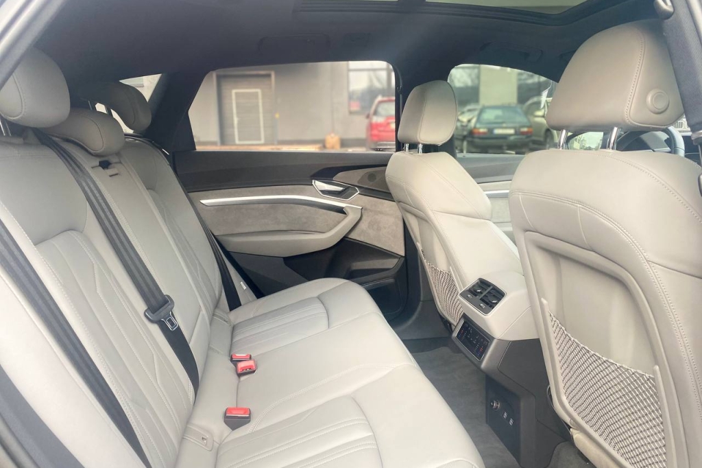 Audi e-tron 2019 фото 15