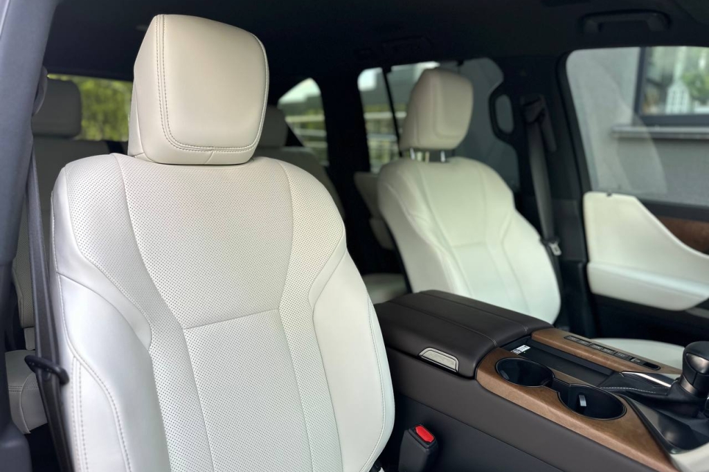 Lexus LX 500d 2022 photo 14